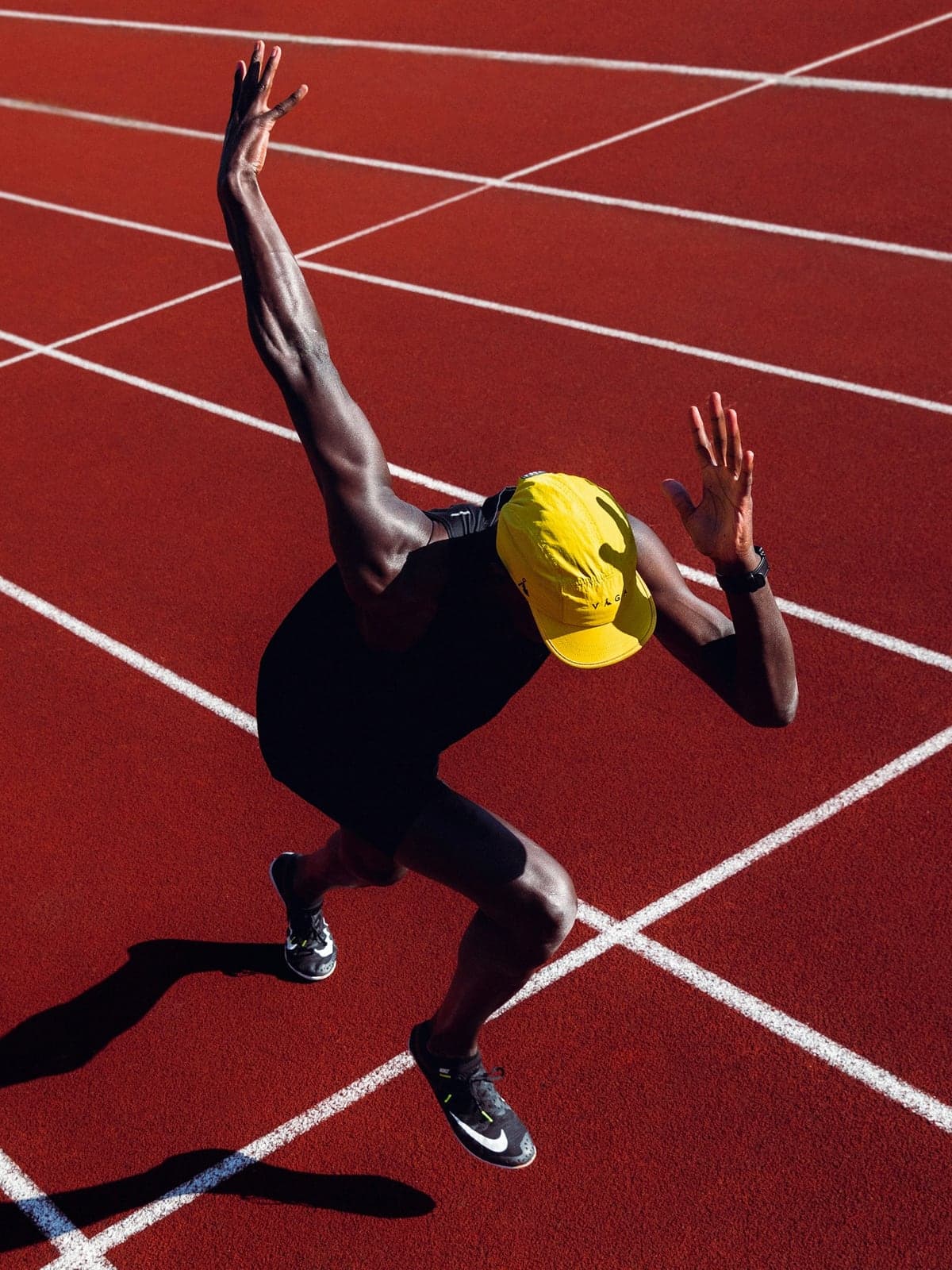 Corredor em explosão de largada em pista de atletismo